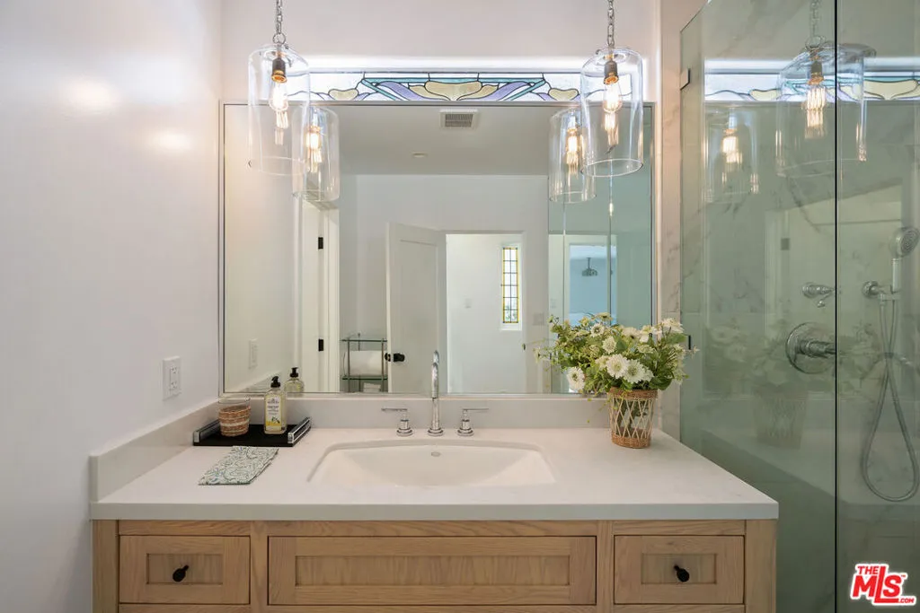 Santa Monica, California 90402, United States, 3 Bedrooms Bedrooms, ,3 BathroomsBathrooms,Residential,Active,228228