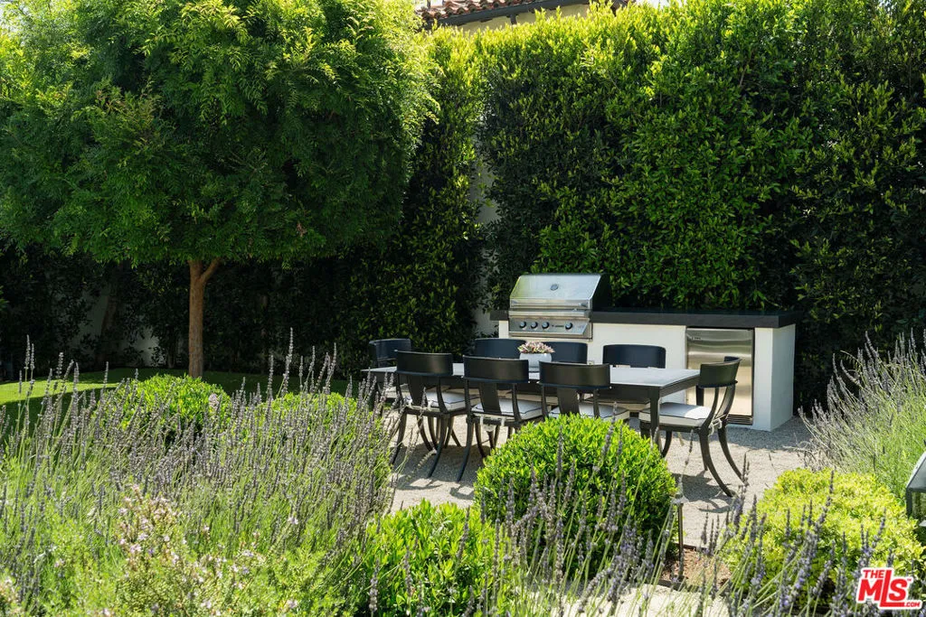 Santa Monica, California 90402, United States, 3 Bedrooms Bedrooms, ,3 BathroomsBathrooms,Residential,Active,228228