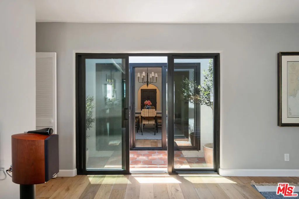 Santa Monica, California 90402, United States, 3 Bedrooms Bedrooms, ,3 BathroomsBathrooms,Residential,Active,228228