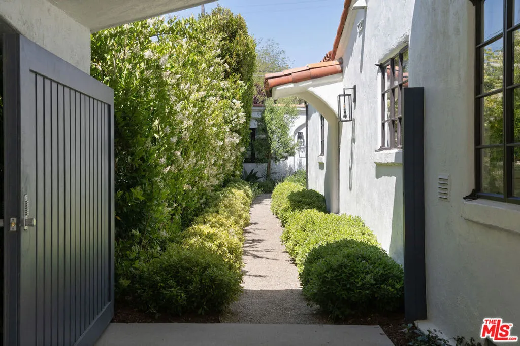 Santa Monica, California 90402, United States, 3 Bedrooms Bedrooms, ,3 BathroomsBathrooms,Residential,Active,228228