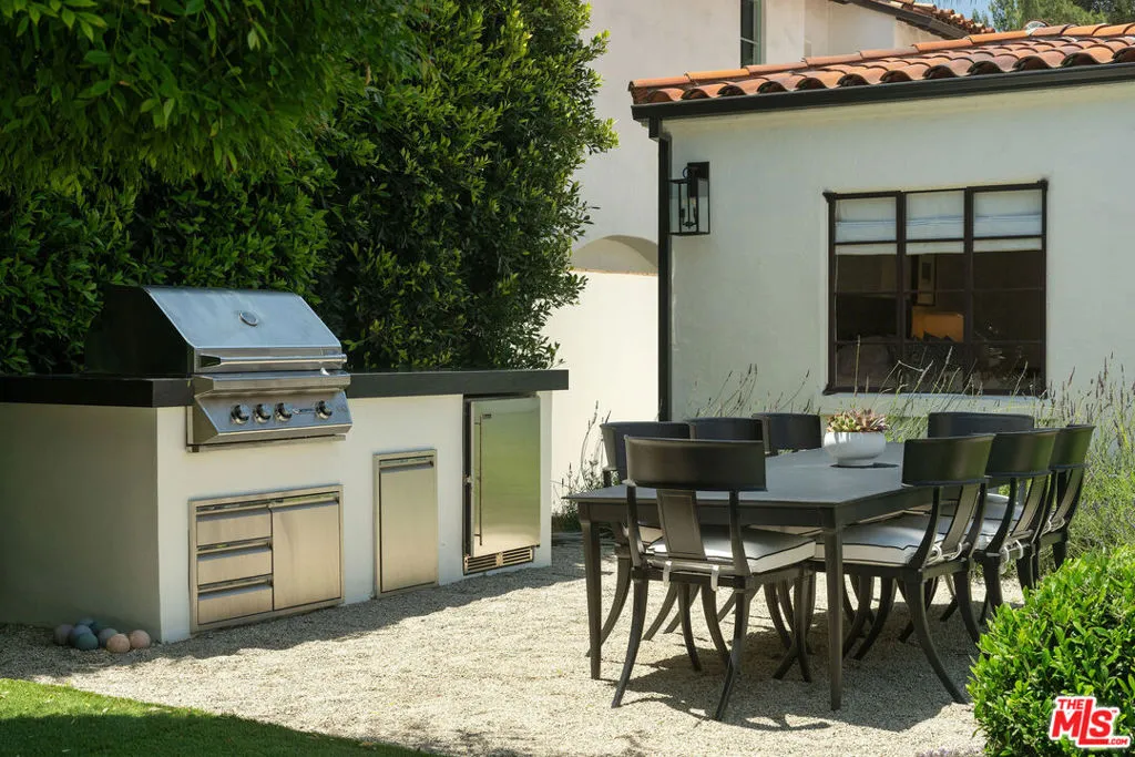 Santa Monica, California 90402, United States, 3 Bedrooms Bedrooms, ,3 BathroomsBathrooms,Residential,Active,228228