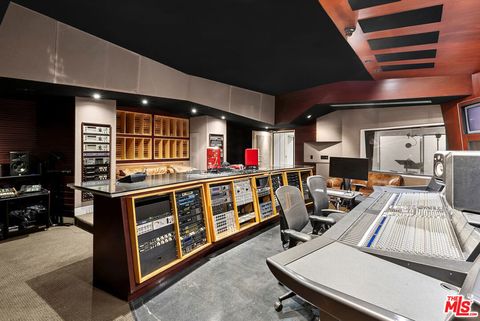 751 N Highland Avenue Los Angeles CA 90038