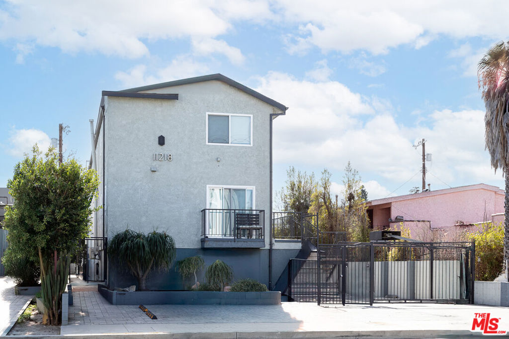 Properties 2 11218 Oxnard Street