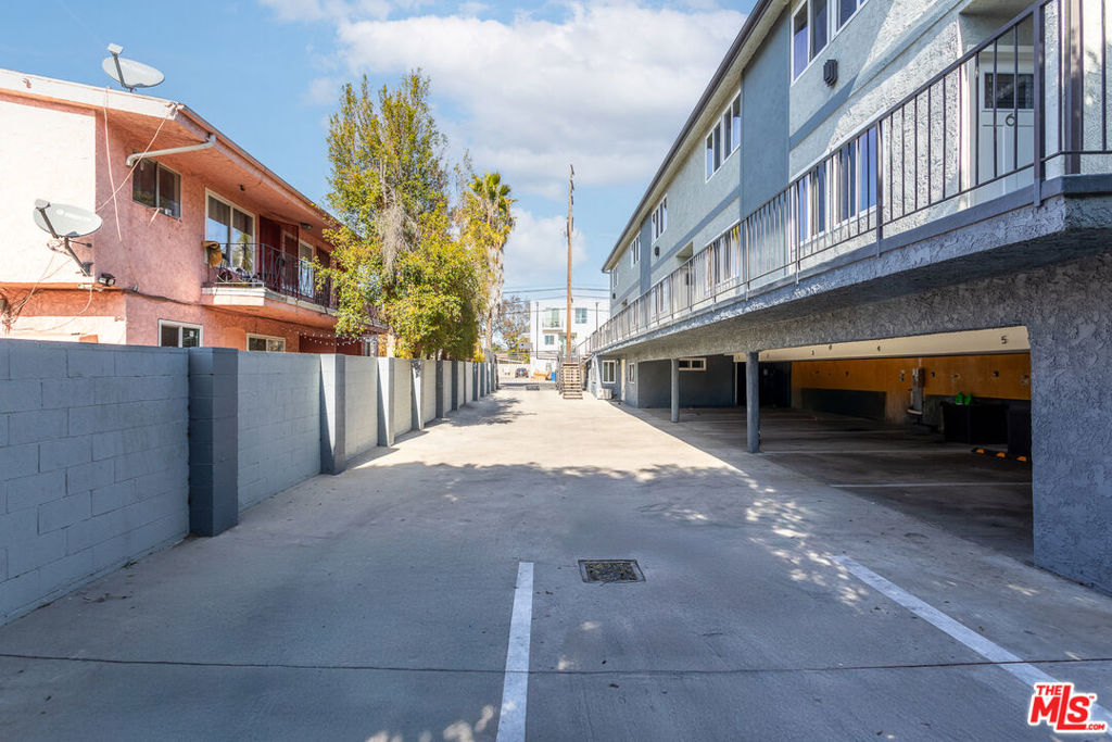 Properties 4 11218 Oxnard Street