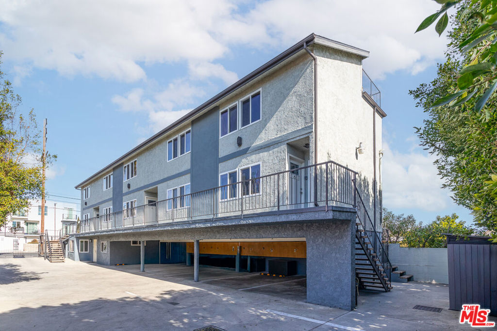Properties 3 11218 Oxnard Street
