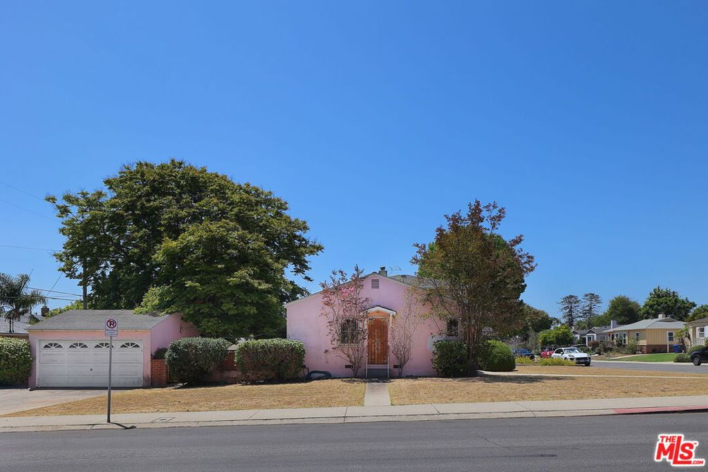 8320 Airlane Avenue
