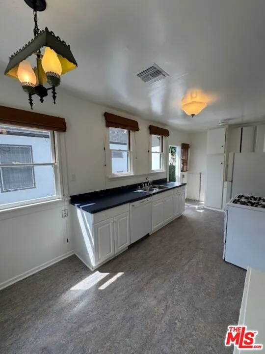 Los Angeles, California 90036, United States, 2 Bedrooms Bedrooms, ,1 BathroomBathrooms,Residential,Active,203259