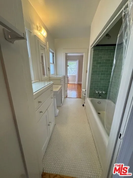 Los Angeles, California 90036, United States, 2 Bedrooms Bedrooms, ,1 BathroomBathrooms,Residential,Active,203259