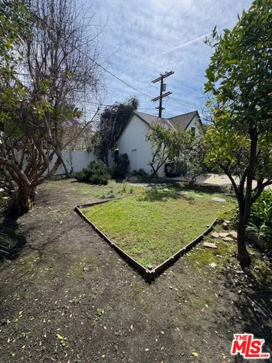 Los Angeles, California 90036, United States, 2 Bedrooms Bedrooms, ,1 BathroomBathrooms,Residential,Active,203259