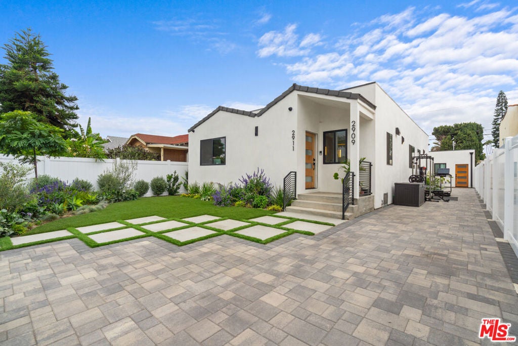 2911 S Rimpau Boulevard 2909