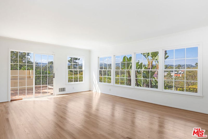 910 Centinela Avenue