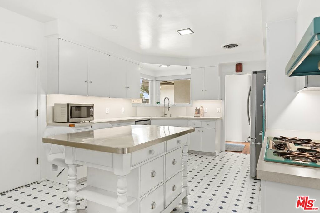 15735 Bassett Street