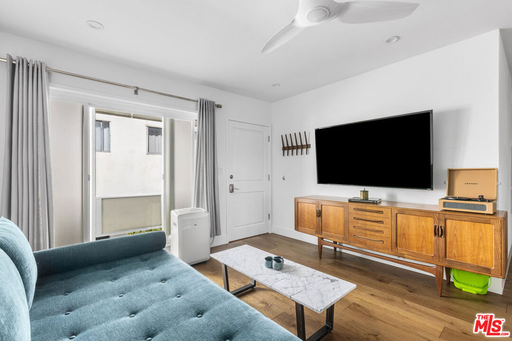 1929 Tamarind Avenue 8