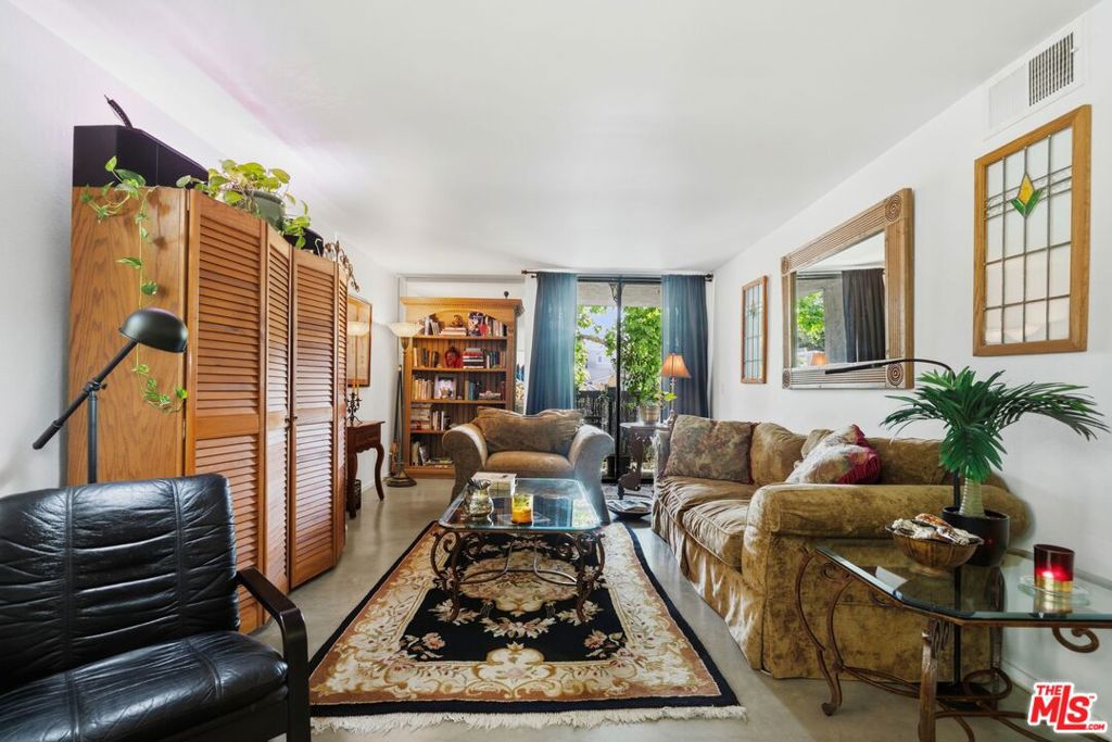 906 N Doheny Drive 221