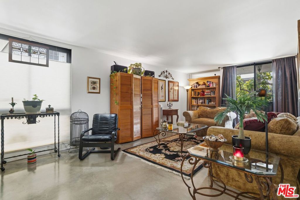 906 N Doheny Drive 221