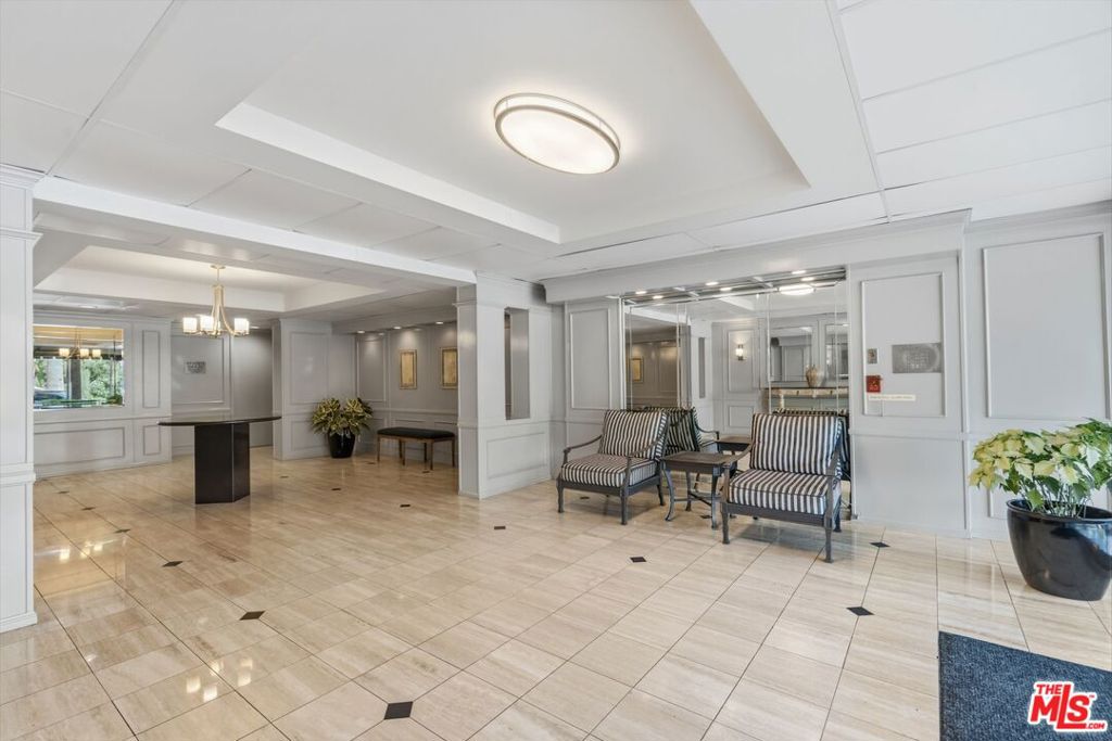 906 N Doheny Drive 221