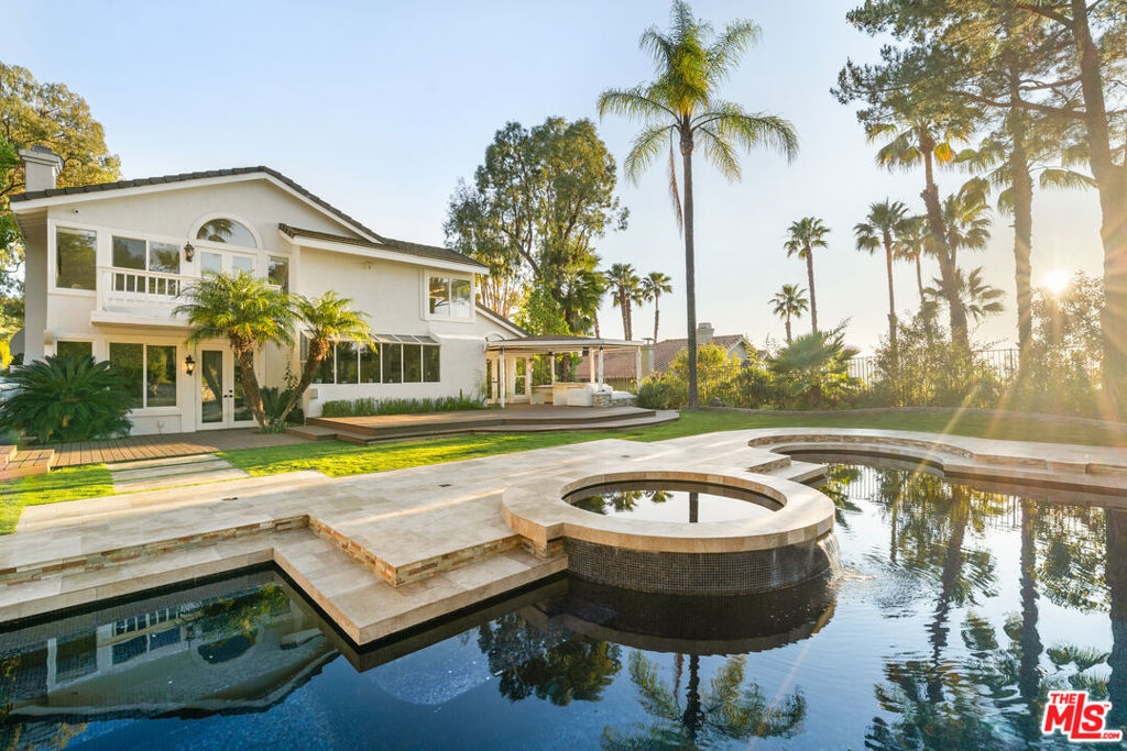 22137 Cairnloch Street