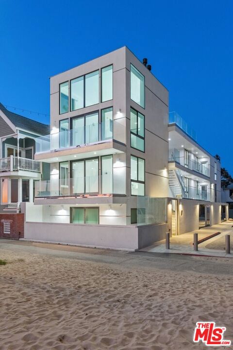 2419 Ocean Front Walk