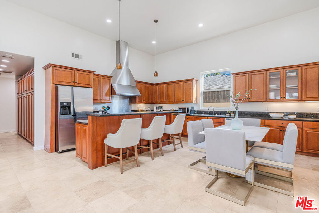 3718 S Barrington Avenue