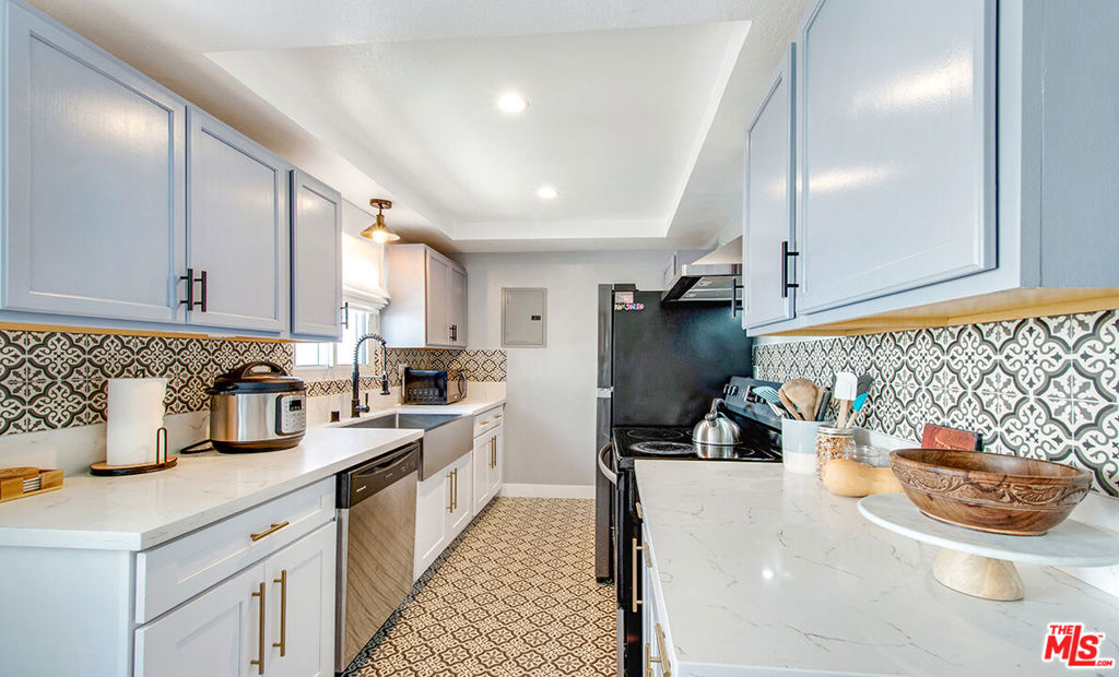 141 W Hillcrest Boulevard 2