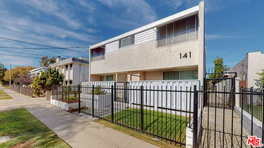 141 W Hillcrest Boulevard 2