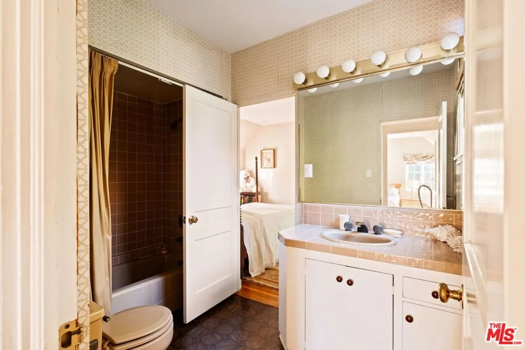 Los Angeles, California 90049, United States, 5 Bedrooms Bedrooms, ,5 BathroomsBathrooms,Residential,Active,247946