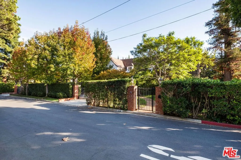 Los Angeles, California 90049, United States, 5 Bedrooms Bedrooms, ,5 BathroomsBathrooms,Residential,Active,247946