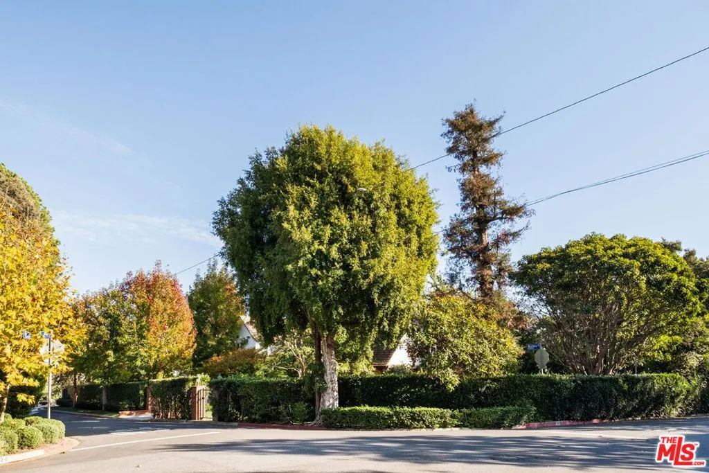 Los Angeles, California 90049, United States, 5 Bedrooms Bedrooms, ,5 BathroomsBathrooms,Residential,Active,247946