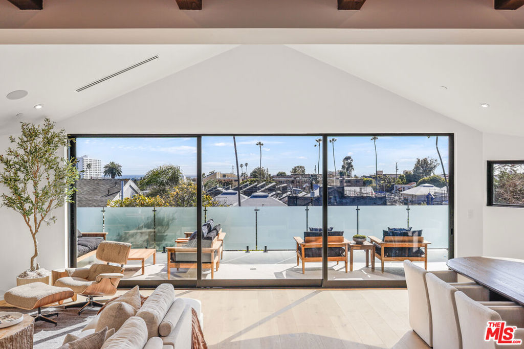 2530 Beverley Avenue