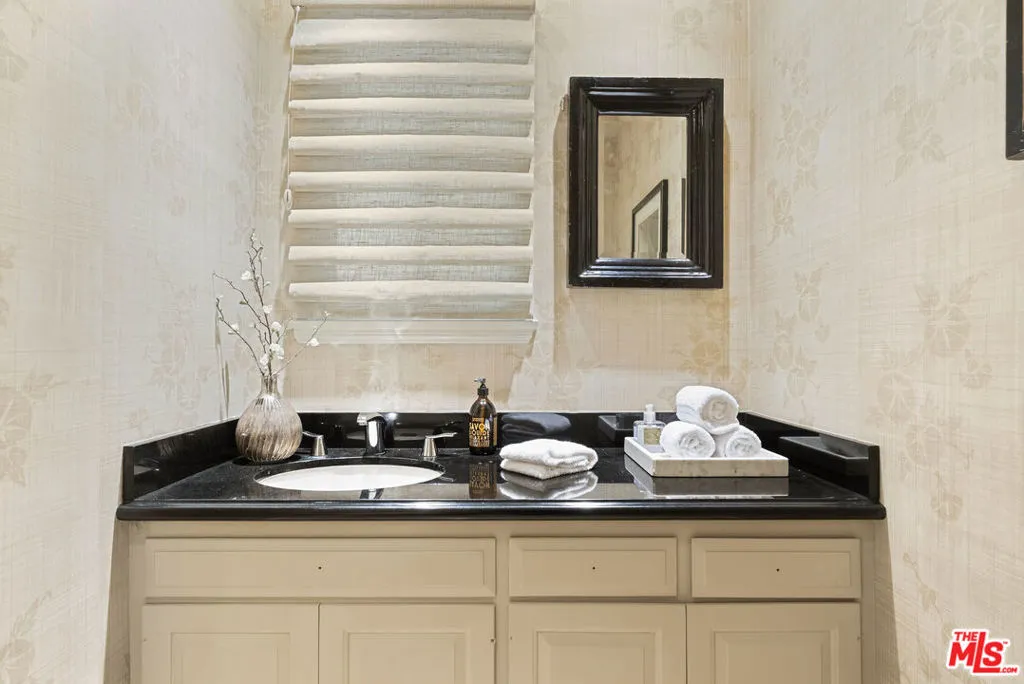 Los Angeles, California 90049, United States, 3 Bedrooms Bedrooms, ,2 BathroomsBathrooms,Residential,Pending,230133