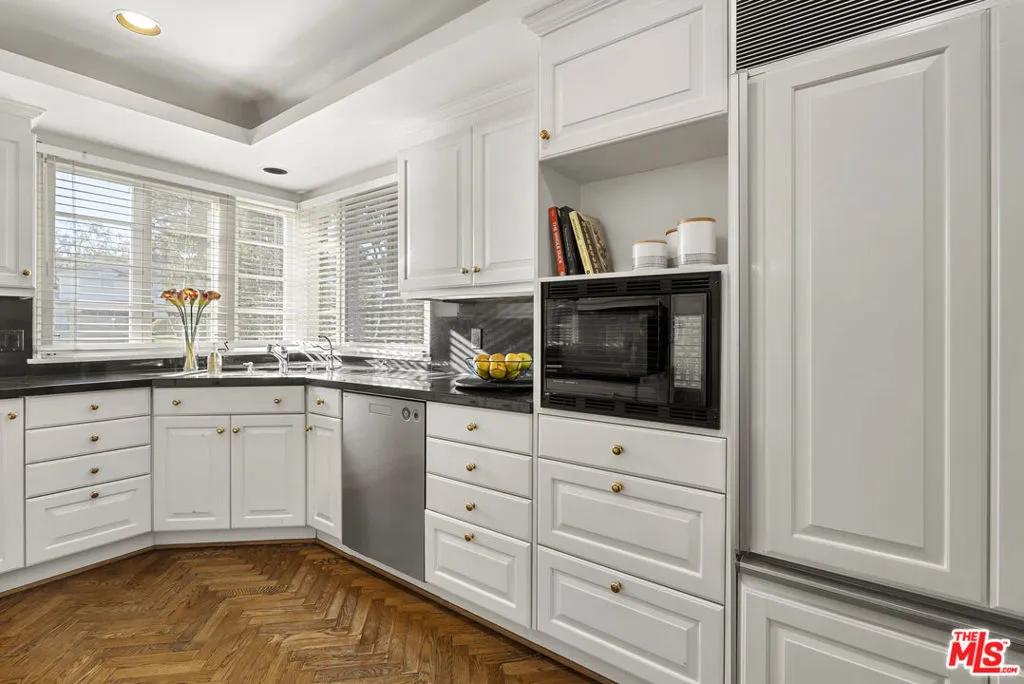 Los Angeles, California 90049, United States, 3 Bedrooms Bedrooms, ,2 BathroomsBathrooms,Residential,Pending,230133