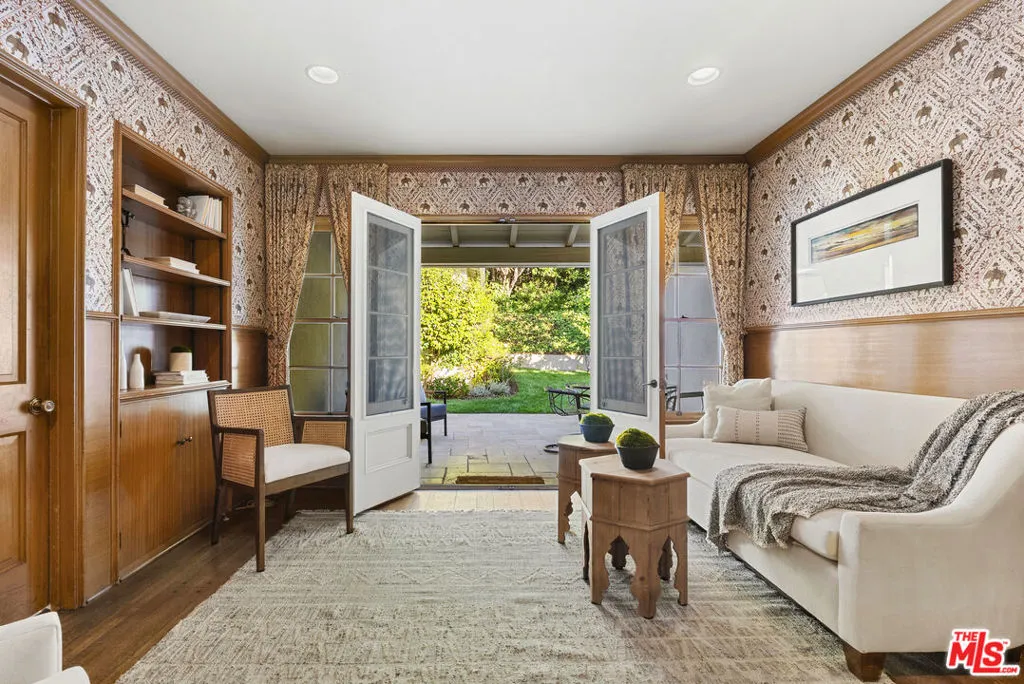 Los Angeles, California 90049, United States, 3 Bedrooms Bedrooms, ,2 BathroomsBathrooms,Residential,Pending,230133