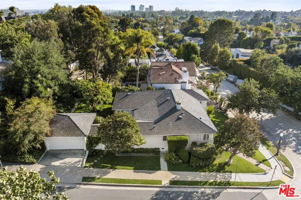 Los Angeles, California 90049, United States, 3 Bedrooms Bedrooms, ,2 BathroomsBathrooms,Residential,Pending,230133