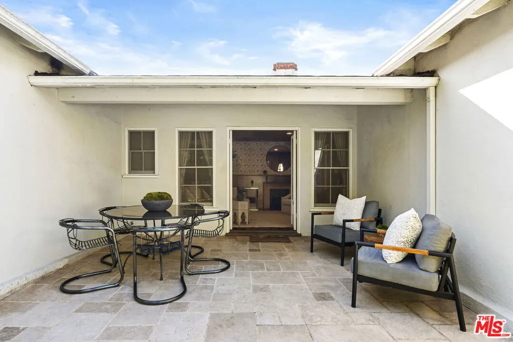 Los Angeles, California 90049, United States, 3 Bedrooms Bedrooms, ,2 BathroomsBathrooms,Residential,Pending,230133