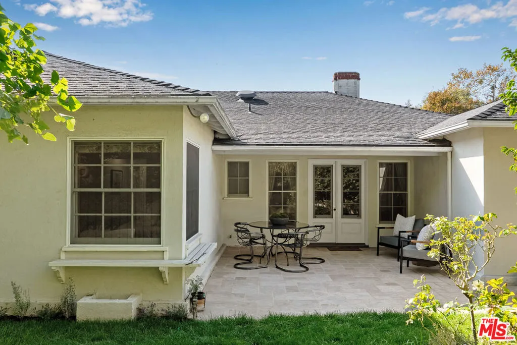 Los Angeles, California 90049, United States, 3 Bedrooms Bedrooms, ,2 BathroomsBathrooms,Residential,Pending,230133