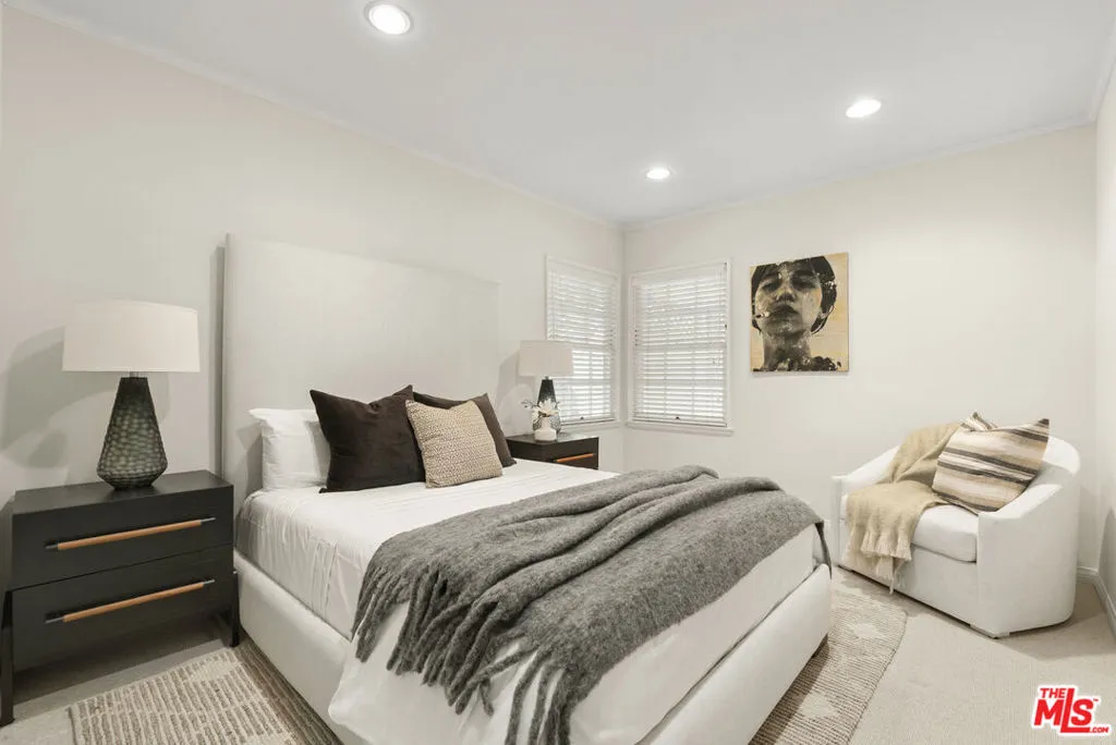 Los Angeles, California 90049, United States, 3 Bedrooms Bedrooms, ,2 BathroomsBathrooms,Residential,Pending,230133