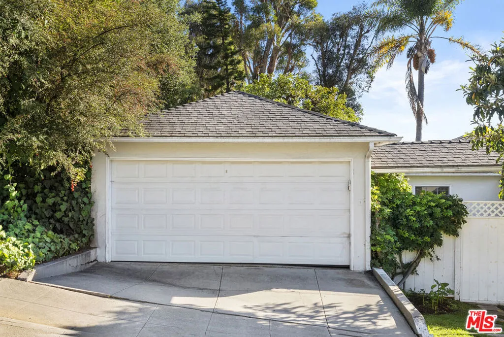 Los Angeles, California 90049, United States, 3 Bedrooms Bedrooms, ,2 BathroomsBathrooms,Residential,Pending,230133