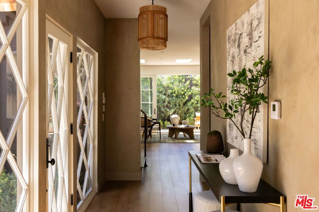 1635 N Genesee Avenue