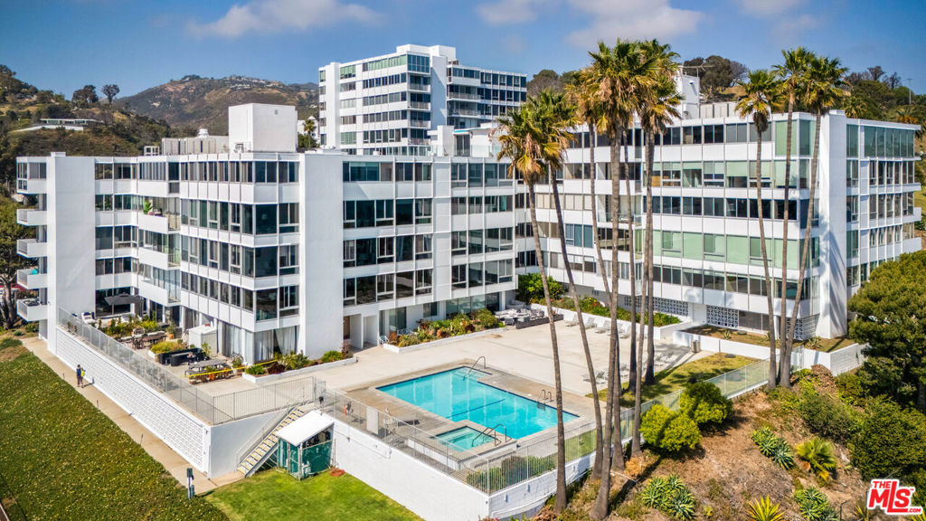 17352 W Sunset Boulevard 606