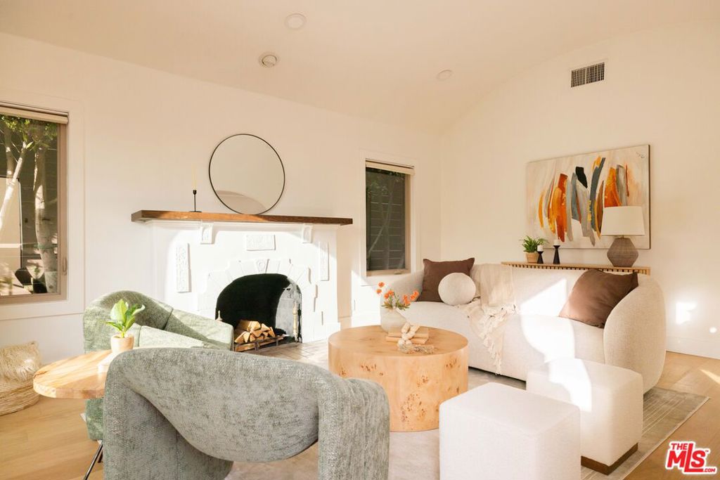 542 N Curson Avenue