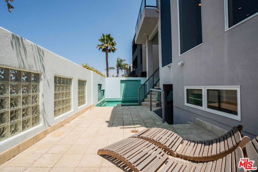 Properties 2 4611 Roma Court