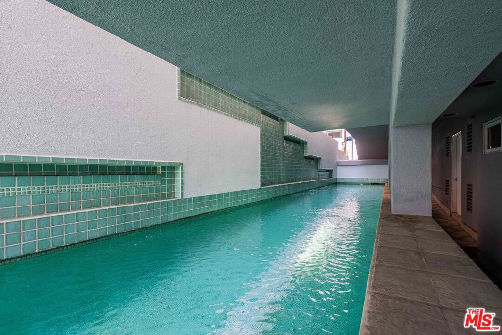 Properties 4 4611 Roma Court