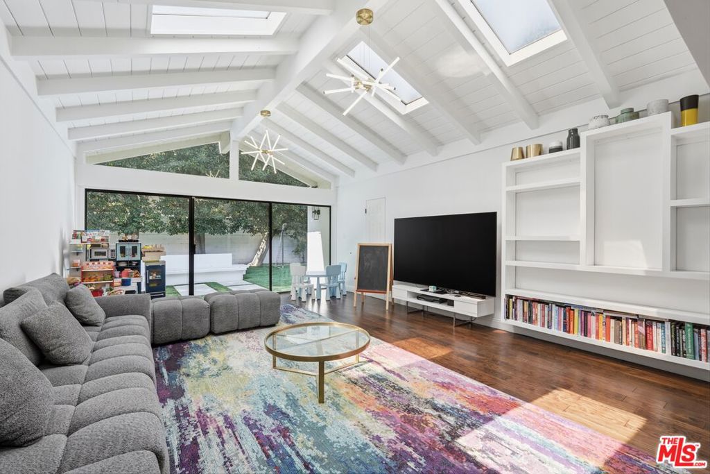 16910 Magnolia Boulevard