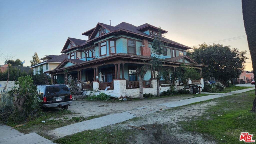 3977 S Budlong Avenue