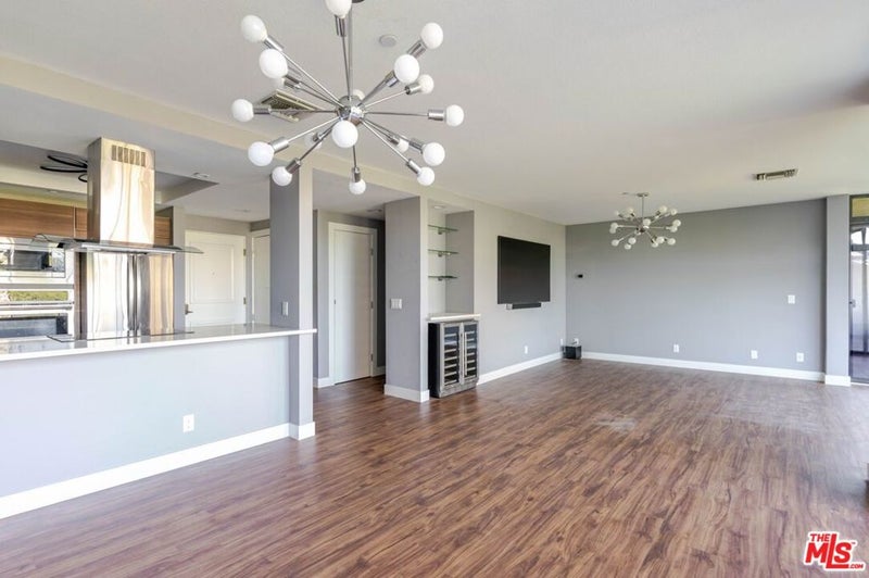 880 W 1st Street 712