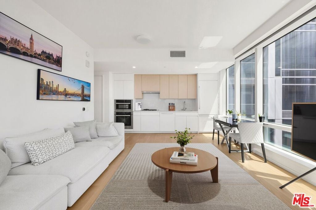 877 Francisco Street 1811