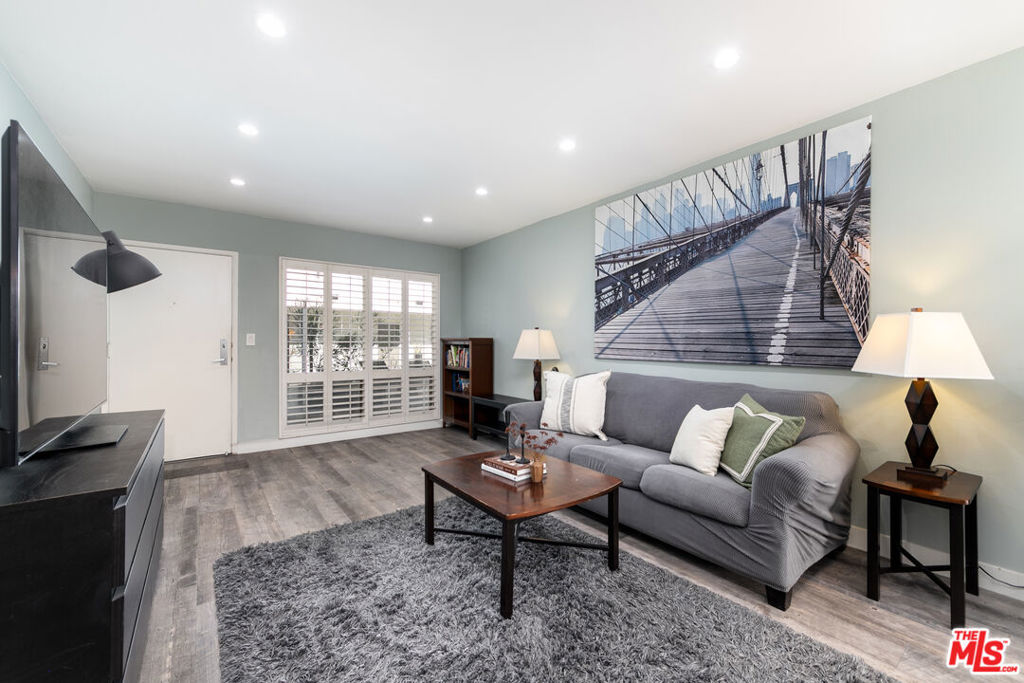 1145 Larrabee Street 6