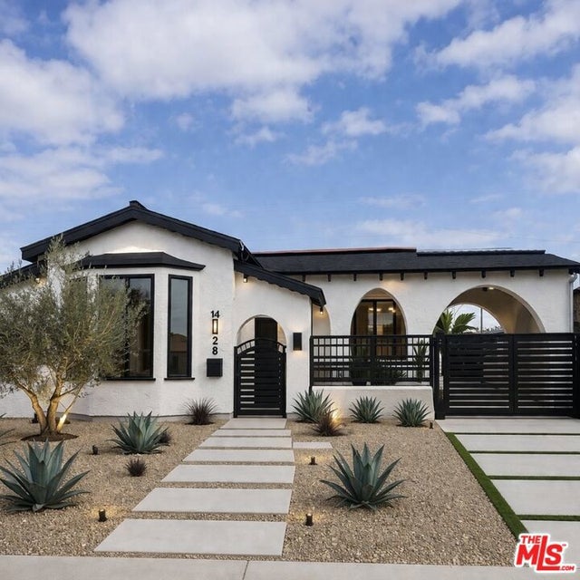 10022 S Manhattan Place, Los Angeles