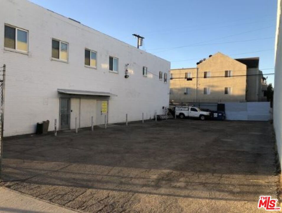 8111 San Fernando Road