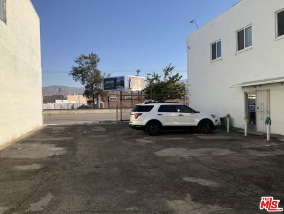 8111 San Fernando Road